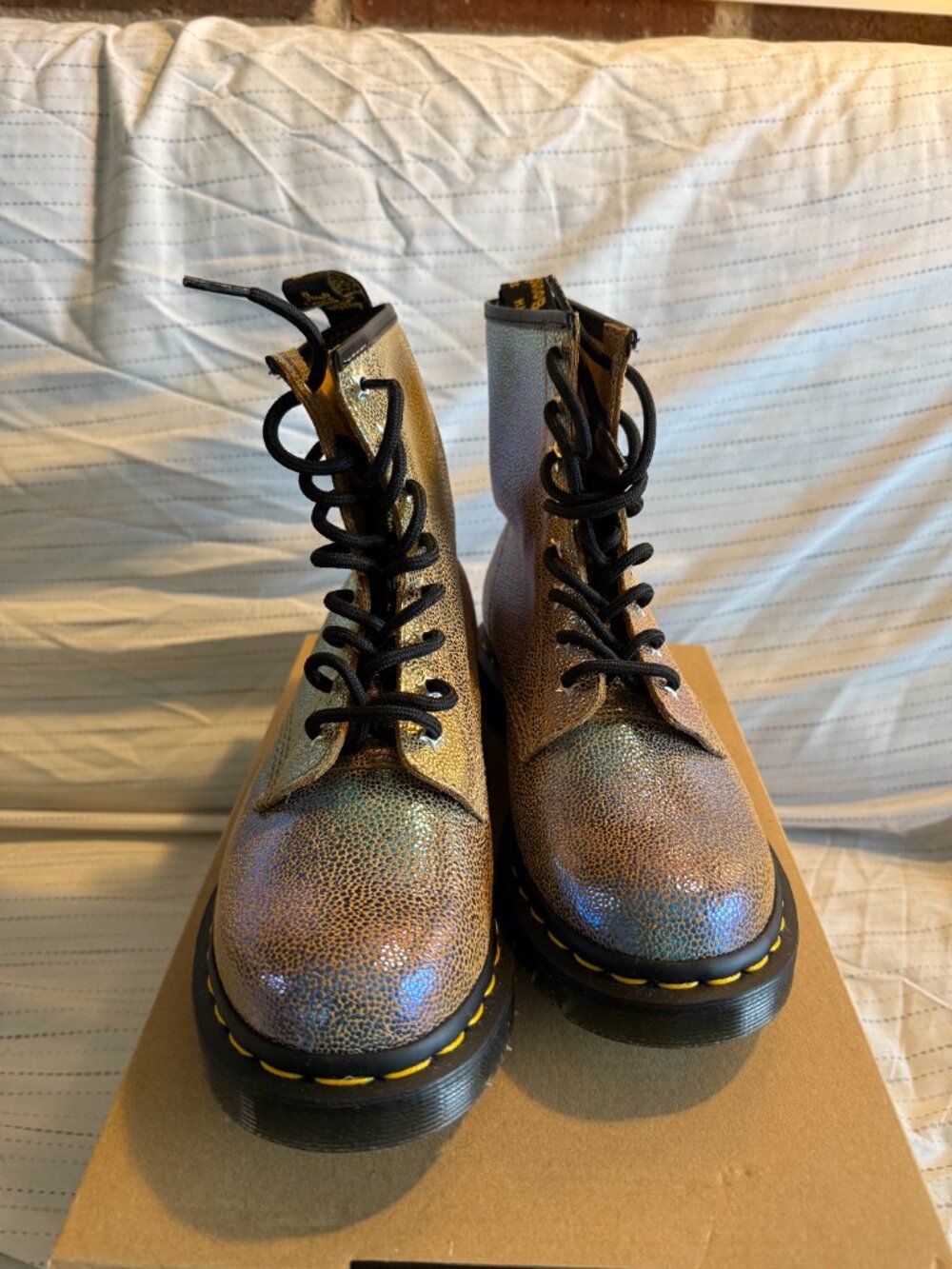 Dr. Martens 1460 "Sand Rainbow Ray" Women's 7 Iridescent Suede Lace-Up Boot NIB - Picture 2 of 6